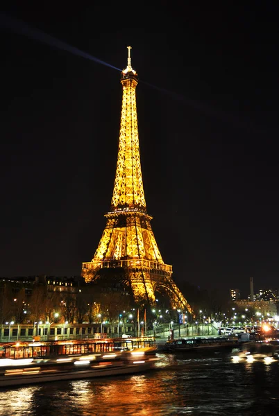 Paříž - 4. dubna: Eiffelova věž v noci 4 duben, 2010 v Paříži — Stock fotografie