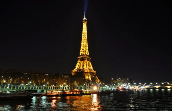 PARIS - 4 de abril: Torre Eiffel à noite em 4 de abril de 2010 em Paris — Fotografia de Stock