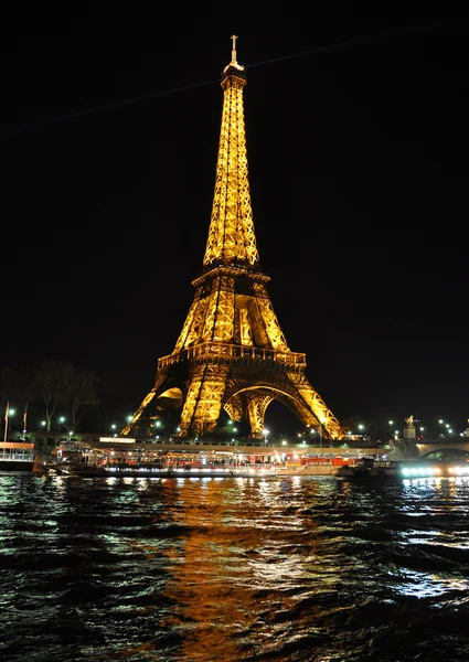 PARIS, FRANÇA, 4 de abril de 2010: Torre Eiffel à noite. O Eiffel — Fotografia de Stock