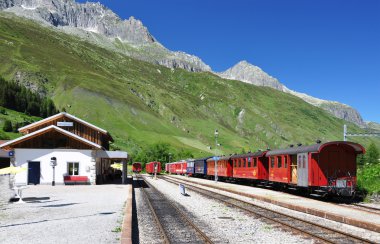İsviçre Alpleri'nde eski tren istasyonu