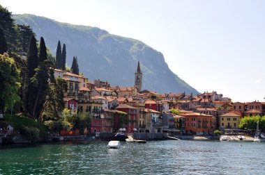 Varenna town adlı ünlü İtalyan lake como