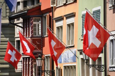 Zürih İsviçre nationa bayrakları ile dekore edilmiş eski sokak