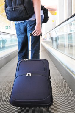 Gezgin bir çanta speedwalk üzerinde