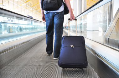 Gezgin bir çanta speedwalk üzerinde