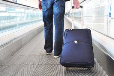 Gezgin bir çanta speedwalk üzerinde