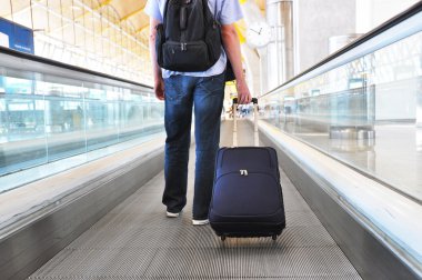 Gezgin bir çanta speedwalk üzerinde
