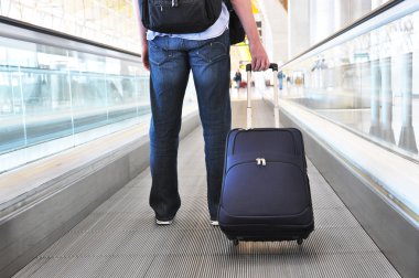 Gezgin bir çanta speedwalk üzerinde