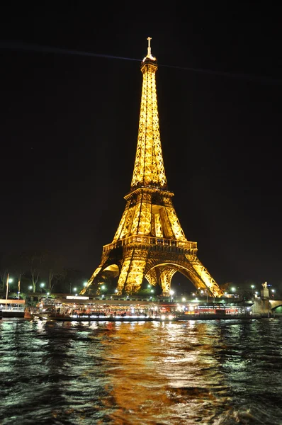 PARIS, FRANCE, APRIL 4, 2010: Eiffel tower at night. The Eiffel — Stock Photo, Image