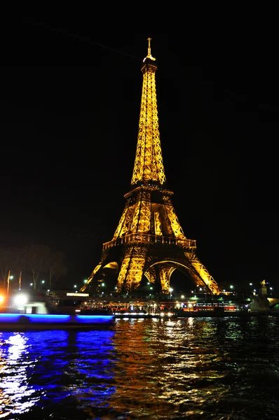 Paris - 4. April: Eiffelturm bei Nacht am 4. April 2010 in paris — Stockfoto