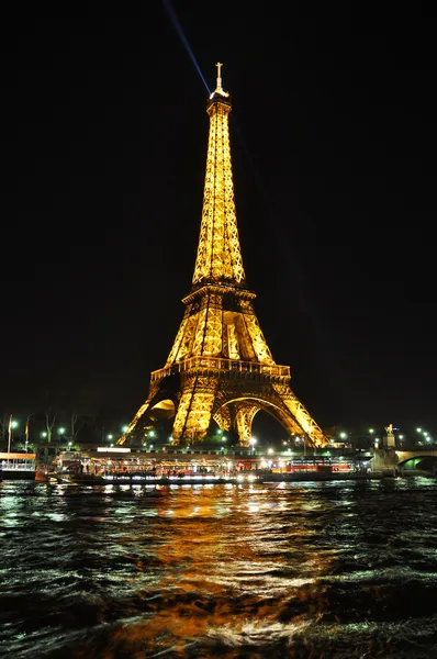 Paříž - 4. dubna: Eiffelova věž v noci 4 duben, 2010 v Paříži — Stock fotografie