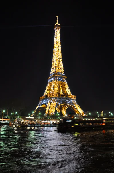 Париж - 4 квітня: Ейфелева вежа вночі 4 квітня 2010 року в Парижі — стокове фото