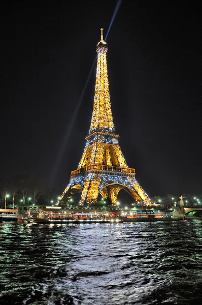 PARIS - APRIL 4: Eiffel tower at night on April 4, 2010 in Paris — Stock Photo, Image