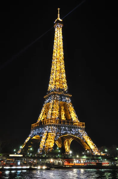 PARIS - APRIL 4: Eiffel tower at night on April 4, 2010 in Paris — Stock Photo, Image