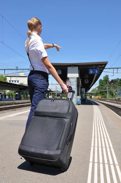 鉄道駅でスーツケースを持つ少女 — ストック写真