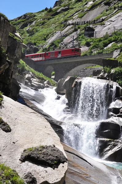 Switzerlan에서 st. gotthard 통행에 알파인 익스프레스 지나가는 다리 — 스톡 사진