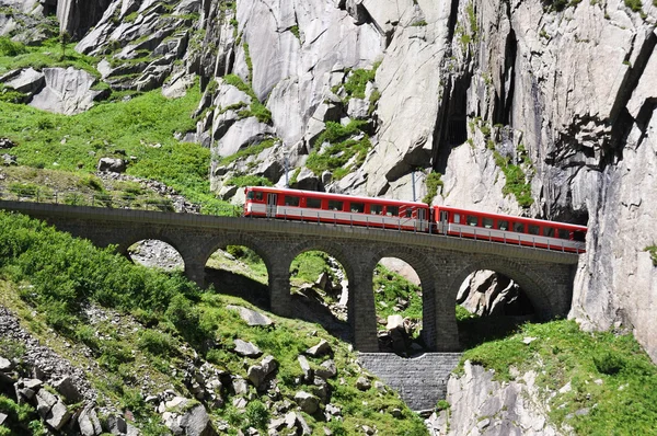 Ponte alpina de passagem expressa no St. Gotthard Pass em Switzerlan — Fotografia de Stock