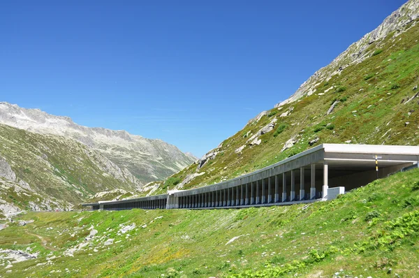 Дорога gallery в St. Gotthard сталось, Швейцарія — стокове фото