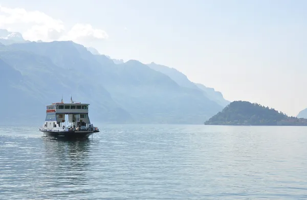 Traghetti che passano per il lago di Como — Foto Stock