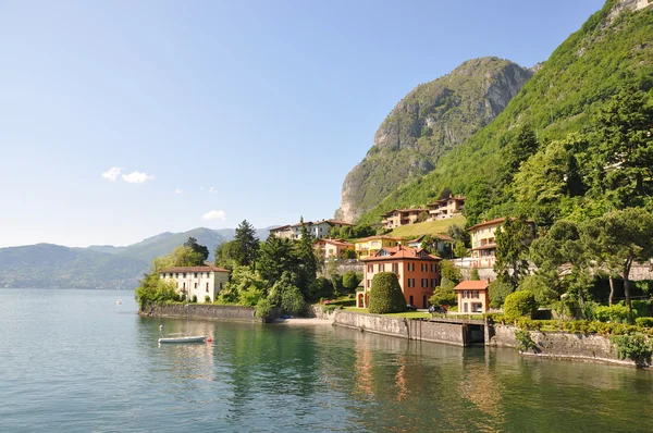 Menaggio ville au célèbre lac italien de Côme — Photo