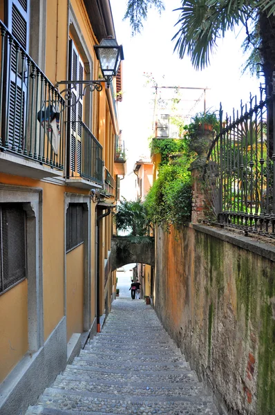 Calle estrecha de la ciudad de Bellagio en el famoso lago italiano Como —  Fotos de Stock