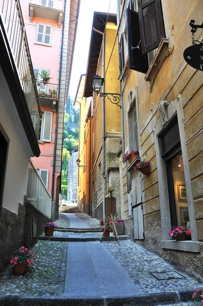 Calle estrecha de la ciudad de Bellagio en el famoso lago italiano Como —  Fotos de Stock