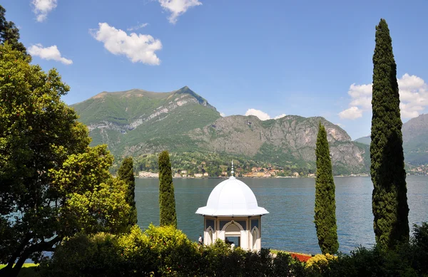 Парк виллы Мелци в Белладжо на знаменитом итальянском озере Комо — стоковое фото