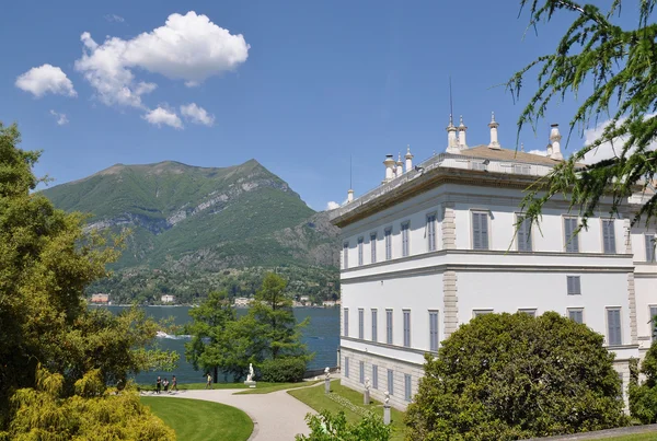 梅尔齐别墅在贝拉焦镇上著名意大利科莫湖 — 图库照片