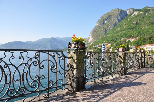 Menaggio ville au célèbre lac italien de Côme — Photo