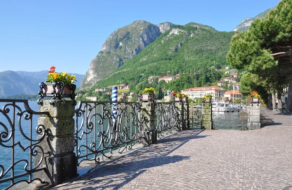 Menaggio ville au célèbre lac italien de Côme — Photo