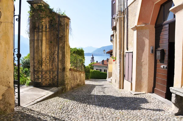 Calle estrecha de la ciudad de Menaggio en el famoso lago italiano Como —  Fotos de Stock