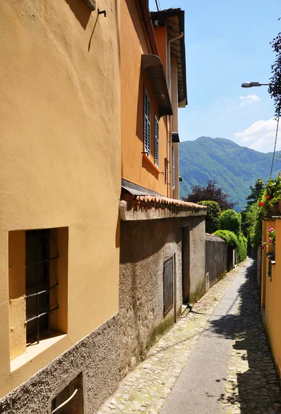 Narrow street of Menagio town at the famous Italian lake Como — Stock Photo, Image