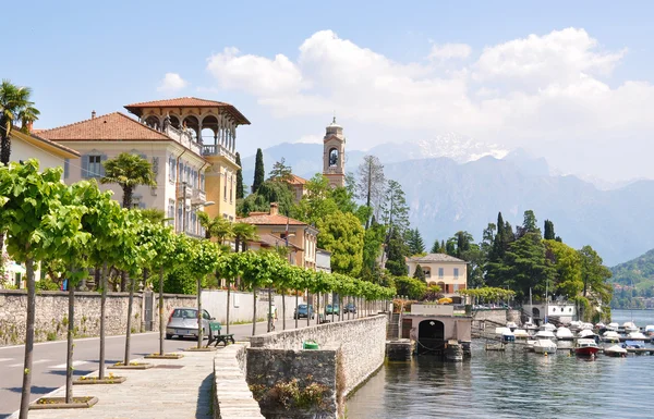 Tremezzo ville au célèbre lac italien de Côme — Photo