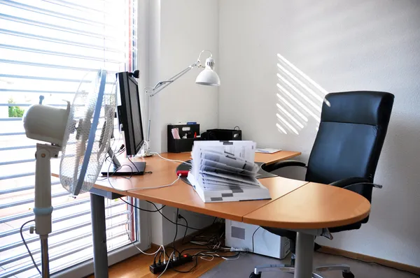 Ventilateur au bureau — Photo