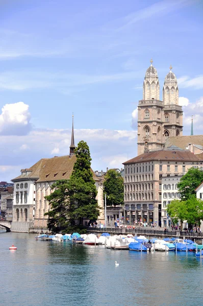 Hôtel de ville de Zurich et Grossmuenster église à travers la rivière Limmat — Photo