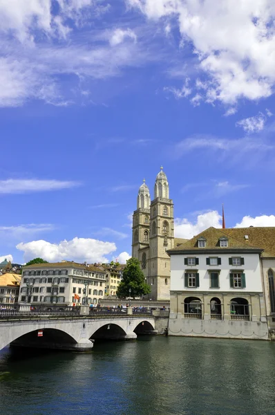 Prefeitura de Zurique e igreja Grossmuenster do outro lado do rio Limmat — Fotografia de Stock