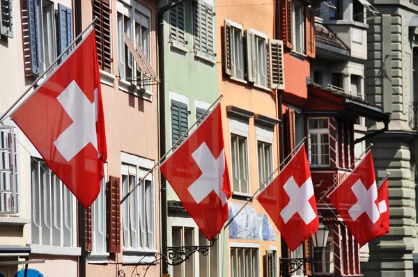 Gamla gatan i Zürich dekorerad med flaggor för schweiziskt nationella — Stockfoto