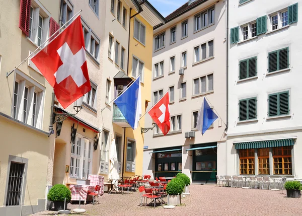 Gamla gatan i Zürich dekorerad med flaggor för schweiziskt nationella — Stockfoto