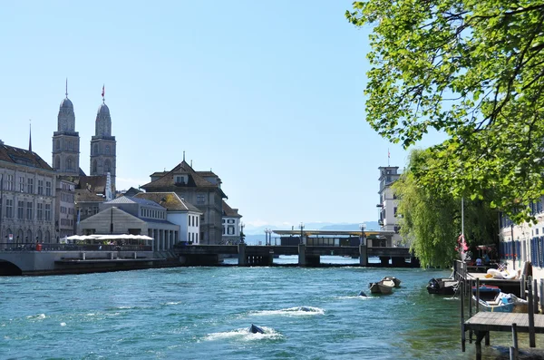 Zürichben Limmat folyó és a Grossmuenster templom — Stock Fotó