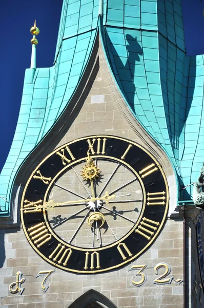 チューリッヒの聖母教会や教会の上に古代の時計 — ストック写真