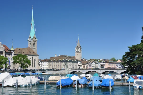 Zurich pusat kota di seberang sungai Limmat — Stok Foto