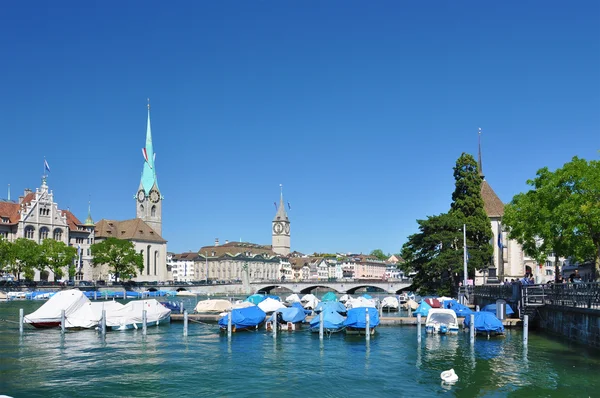 Zurich turun ke bawah melewati sungai Limmat — Stok Foto