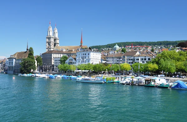 Zurich centre-ville à travers Limmat rivière — Photo