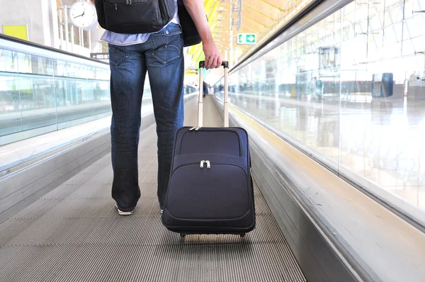 Traveler with a bag at the speedwalk — Stock Photo, Image