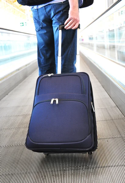 Voyageur avec une valise sur le speedwalk — Photo