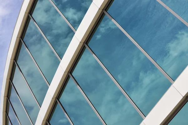 Pared de cristal de un edificio de oficinas — Foto de Stock