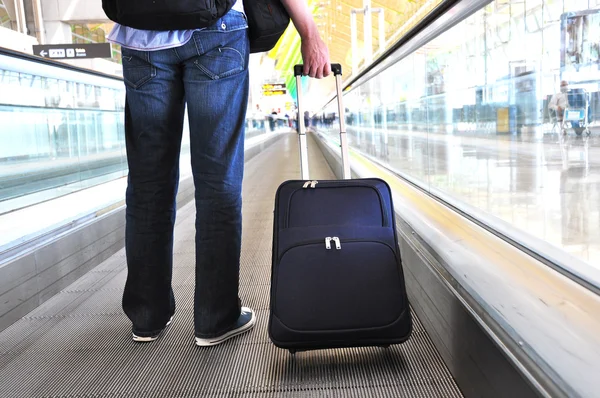 Traveler with a suitcase on the speedwalk — Stock Photo, Image