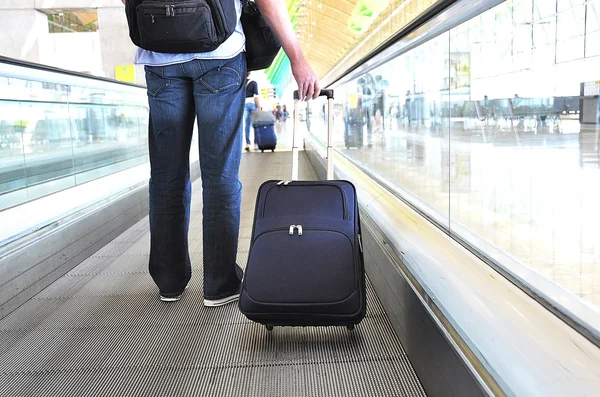 Traveler with a suitcase on the speedwalk — Stock Photo, Image