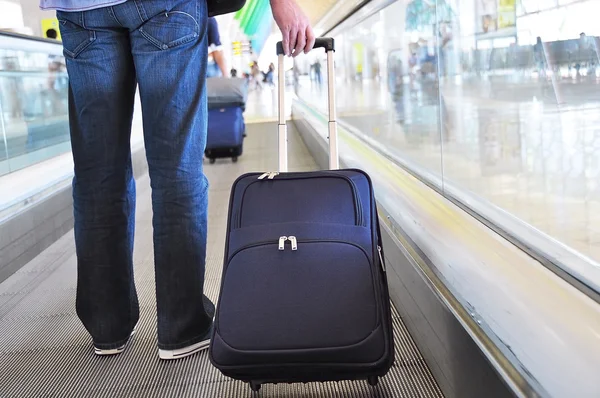 Viajero con una bolsa en la pasarela —  Fotos de Stock