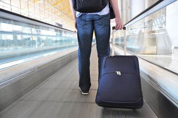 Reisende mit Tasche auf dem Speedwalk — Stockfoto