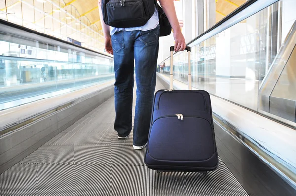 Reiziger met een tas op de speedwalk — Stockfoto